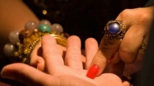 В Орловской области мошенники продолжают обманывать доверчивых бабушек