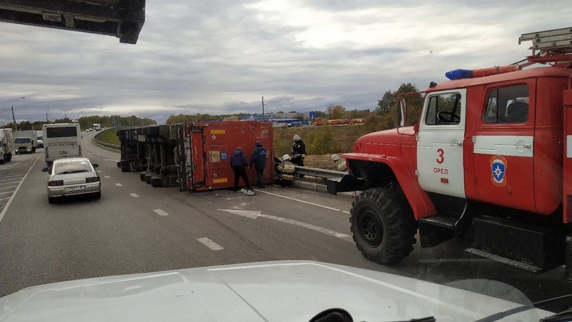 Фура со 180 свиньями перевернулась на орловской объездной