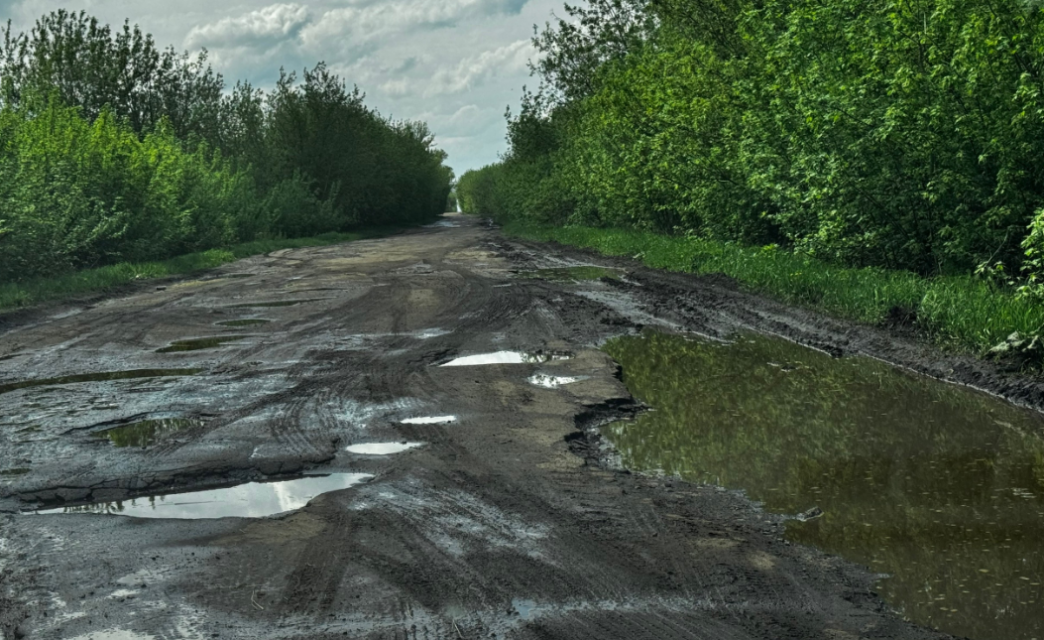 "Все ездят в объезд и по полям"