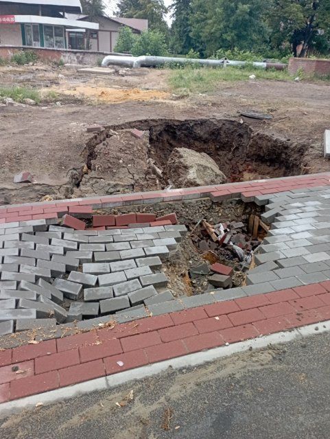 На одной из орловских улиц от дождя развалился тротуар