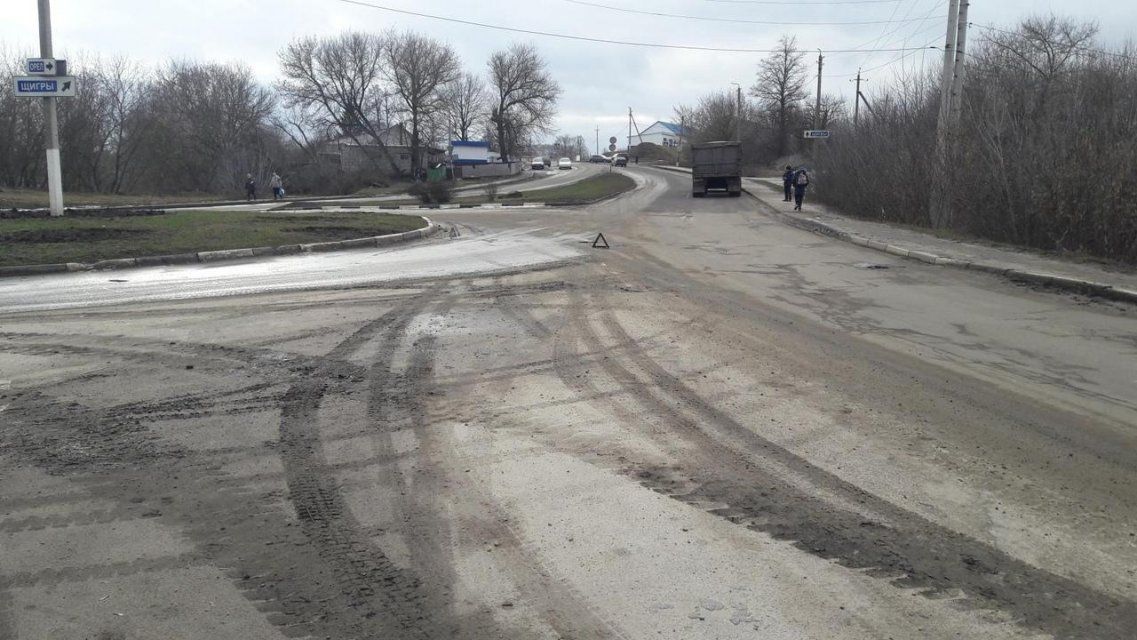 В Колпне женщина перебегала дорогу в неположенном месте и попала под КамАЗ