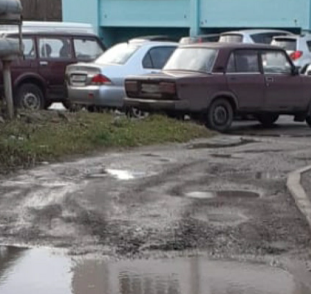 Минусы точечной застройки. Жильцы двух домов посреди промзоны много лет не могут добиться нормального подъезда к своим домам