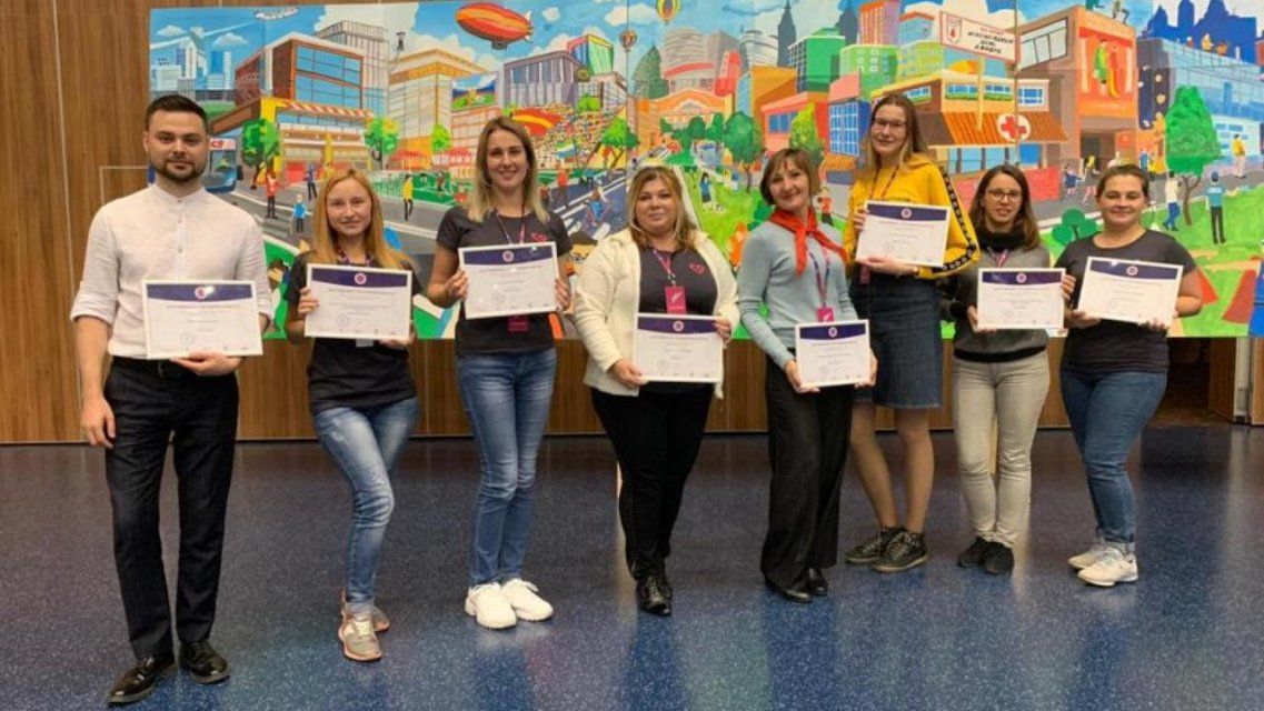 Команда орловчан расписывает интерьеры соцучреждений 