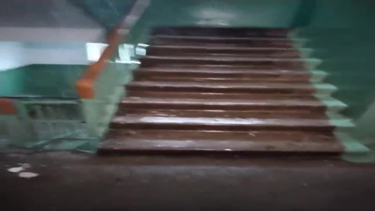 Хлещет как из ведра! В Орле подъезд затопило во время ливня: видео