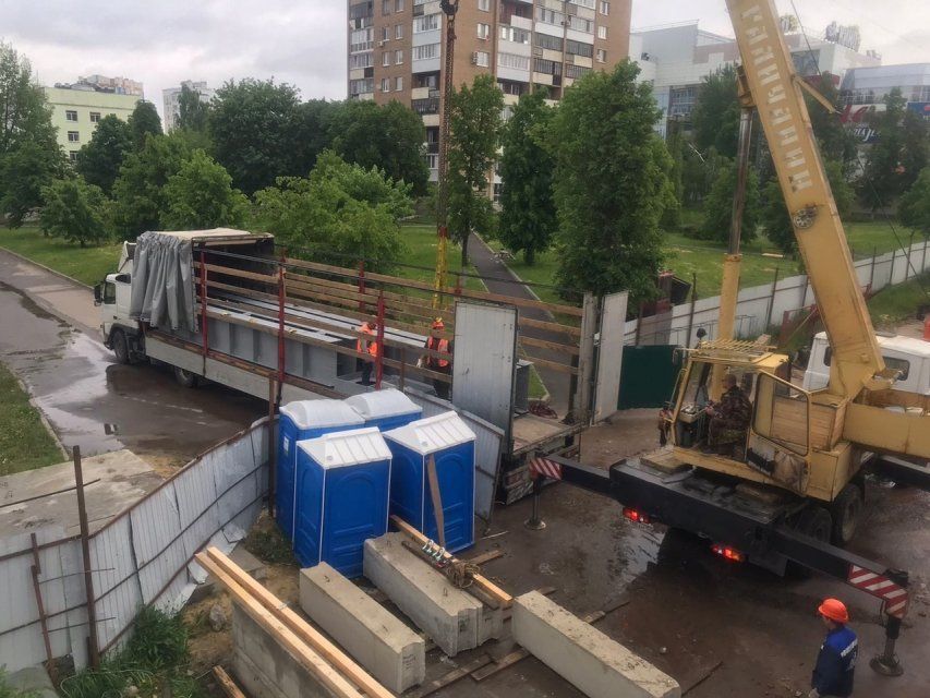 На Красный мост завезли материал для пешеходной переправы - власти