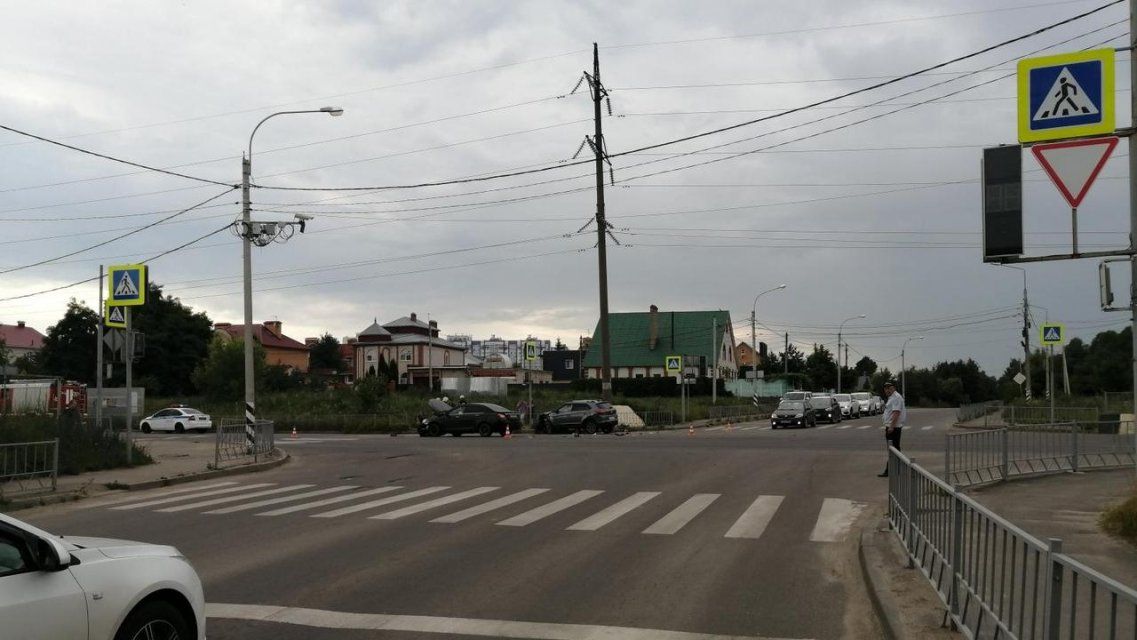 Двое взрослых и трое детей пострадали в ДТП на орловском перекрестке