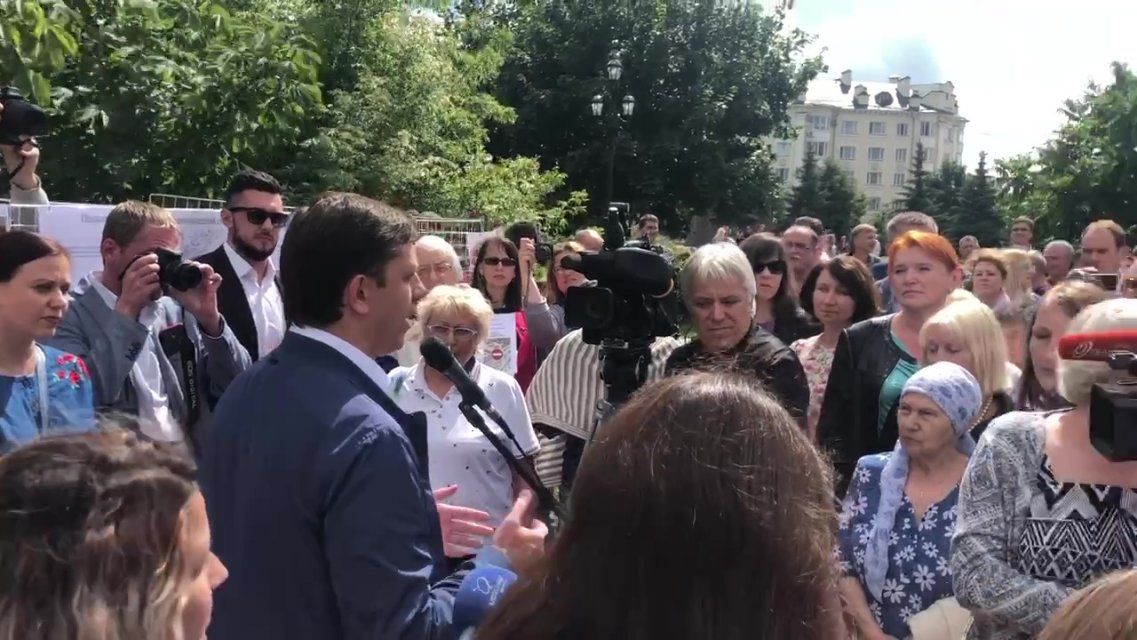 Видео: сторонники и противники реконструкции собрались в сквере Ермолова