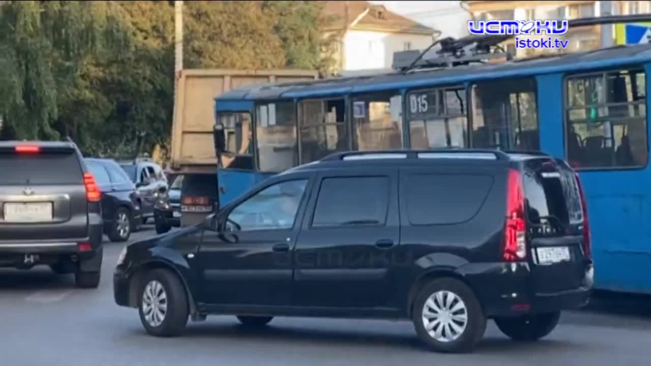 Экспресс-новости: троллейбус врезался в столб, строительство кампуса стартовало со скандала, а дом Лизы Калитиной снесли — все это и не только в нашей...