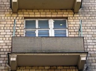 В Ливнах 57-летний мужчина спрыгнул с балкона пятого этажа