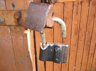 Двое жителей Свердловского района обокрали гараж 