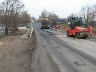Мост в деревне Гать ремонтируют, а водители беспокоятся за свои авто 