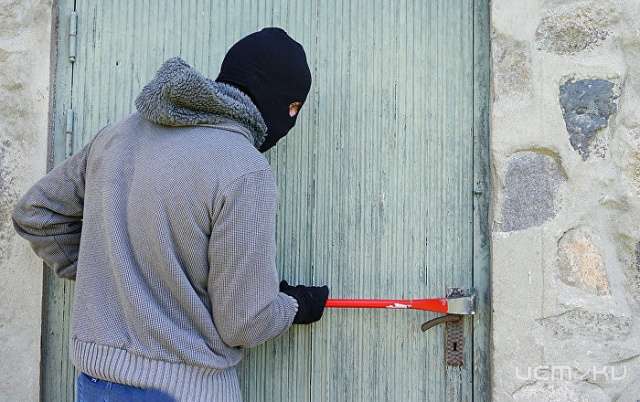 Житель Хотынецкого района ограбил дом своего соседа