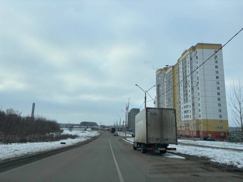 Грузовики отобрали целую полосу по дороге к школе на Алроса. Соблюсти знаки разметки тут невозможно