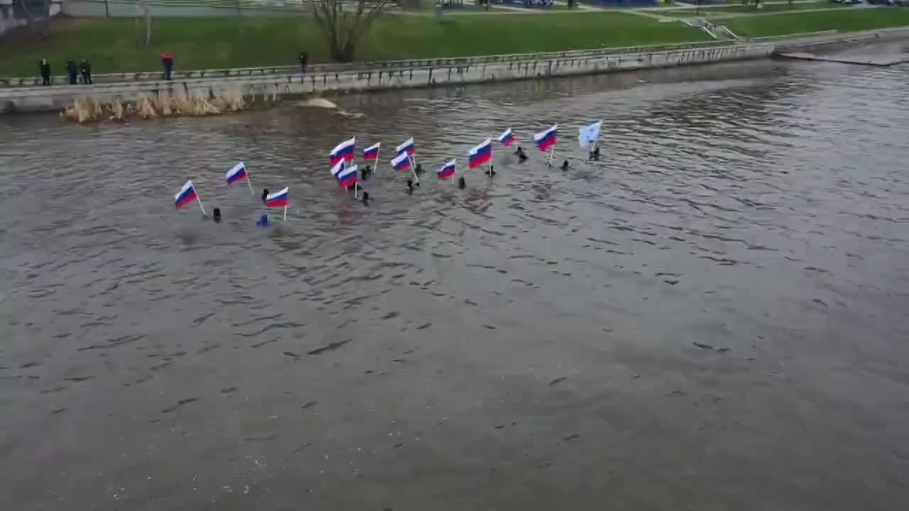 В поддержку российских военных, участвующих в спецоперации на Украине, орловчане погрузились в реку