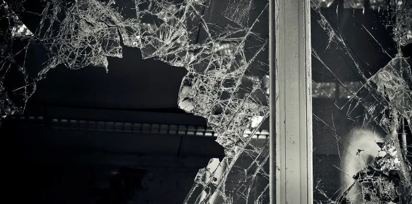 В подъезде одного из орловских домов не осталось целых окон