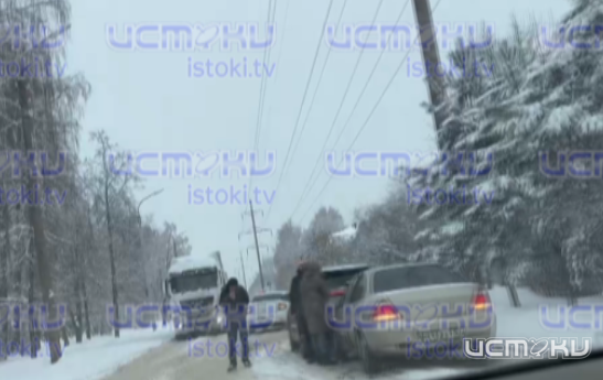 Несоблюдение дистанции повлекло пробку на узкой дороге в Орле, где и так постоянно пробки