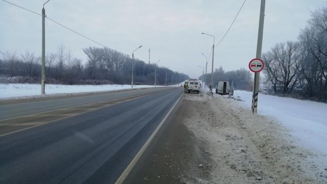 ДТП под Орлом: микроавтобус снес дорожное ограждение и метеостанцию