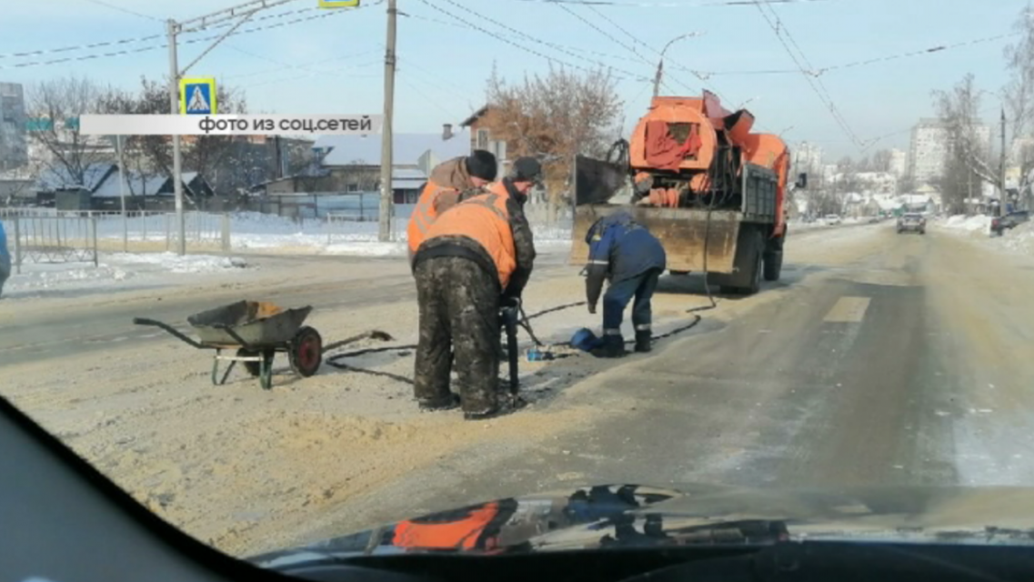 Клычков после года молчания снова заговорил о Западном обходе, а коммунальщиков застали за латанием ям в снегу