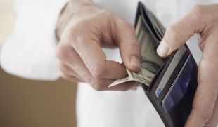 Правительство предлагает увольнять чиновников за нецелевые траты