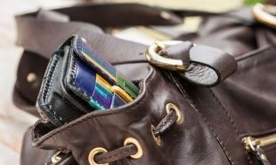 В Ливнах молодой человек украл сумку у сотрудницы кафе