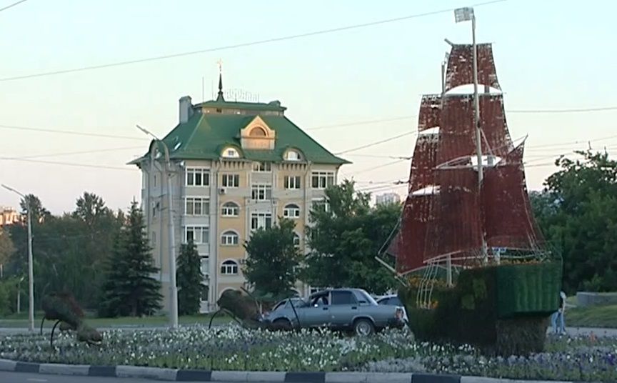 Фотофакт: в Орле водитель ВАЗа снова «припарковался» на клумбе