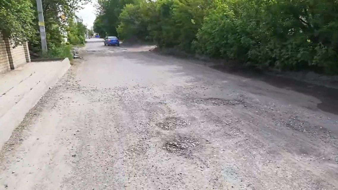 В Лужках через два месяца развалилась дорога, открытая под прицелом телекамер