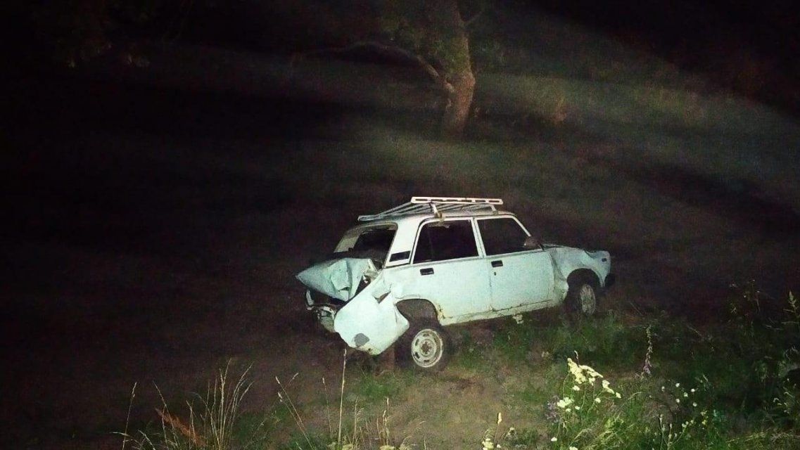 На орловской трассе грузовик спихнул с обочины в кювет «семерку»