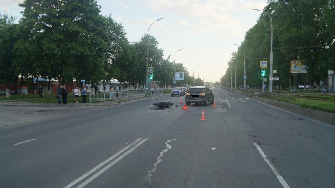 В Орле кроссовер сбил мотоциклиста