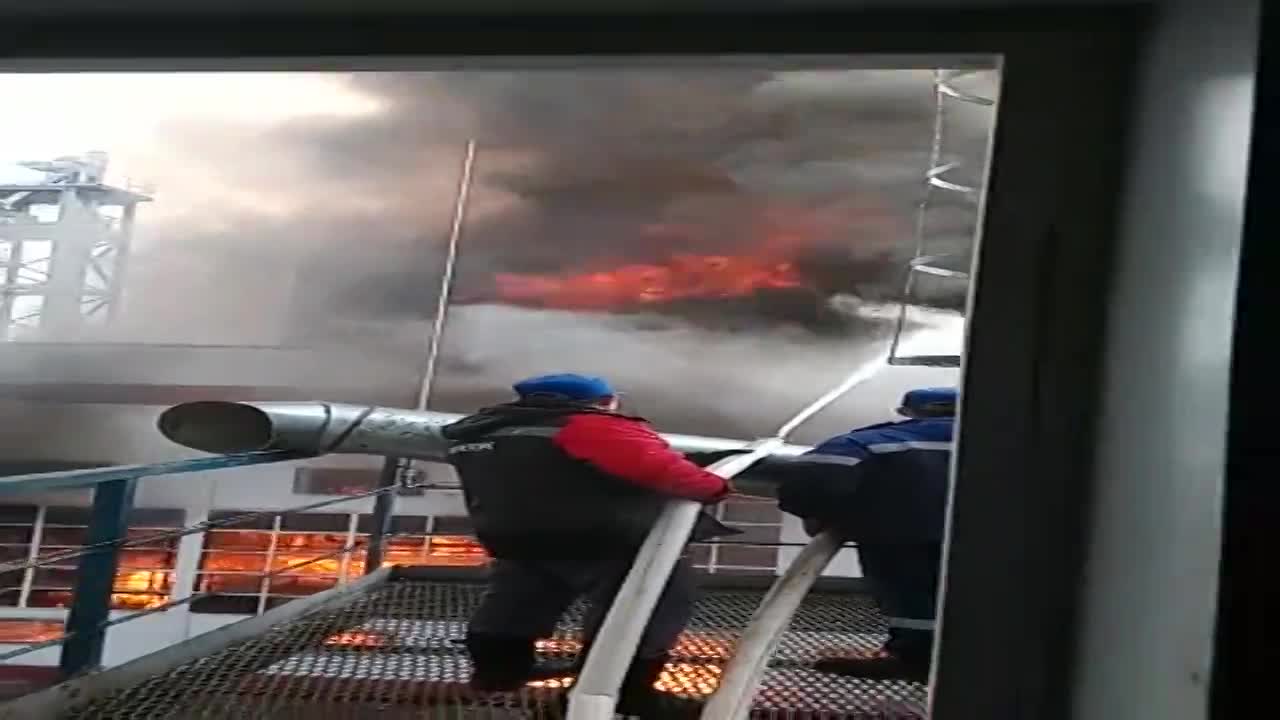 В Орловском крае горит маслозавод