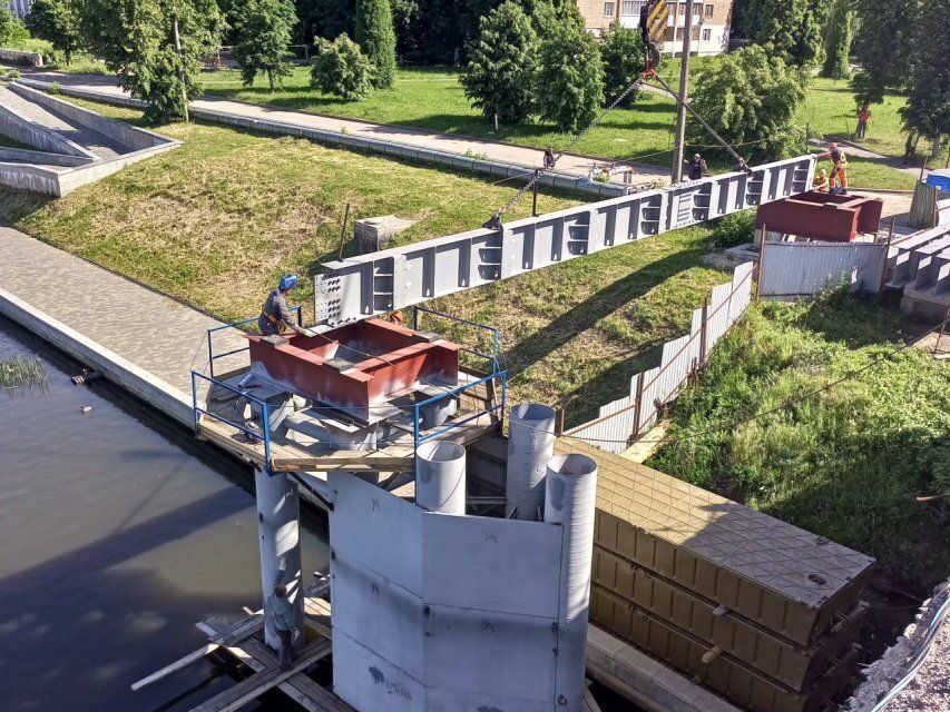 На Красном мосту в Орле установили первую балку пешеходной переправы