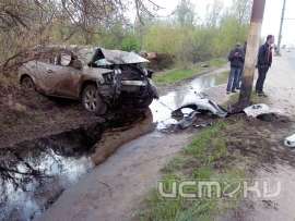 В Орле "Ниссан Мурано" въехал в столб