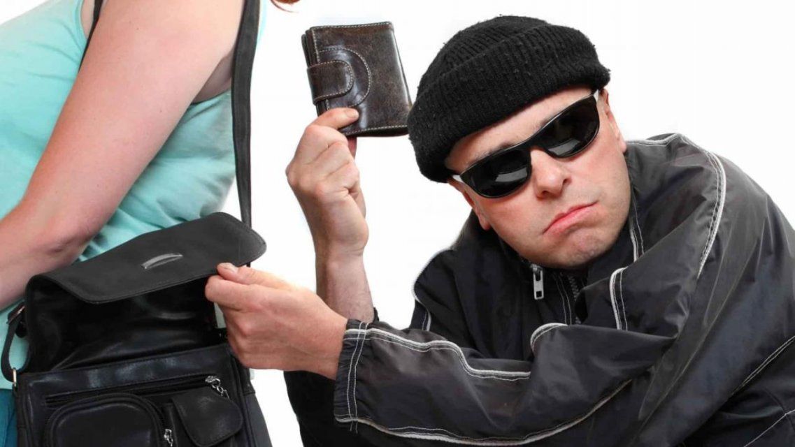 Орловчанка украла женскую сумку в торговом центре