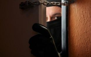 Полицейские нашли подозреваемого в хищении из квартиры орловчанки