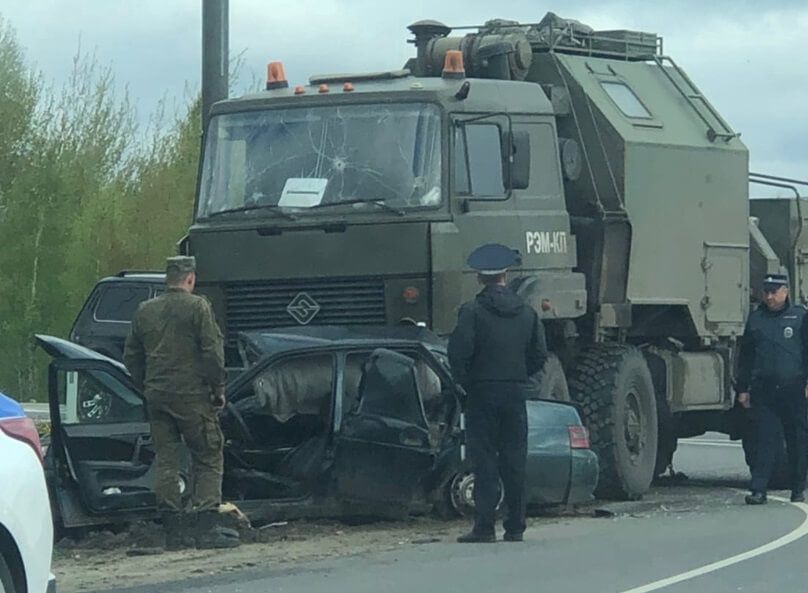 В Орле водитель ВАЗ 2110 отправлен в больницу после ДТП с военным грузовиком