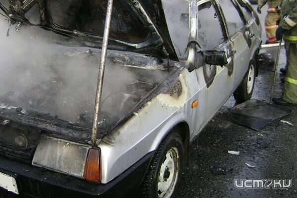 Ночью в Орле полыхала отечественная легковушка