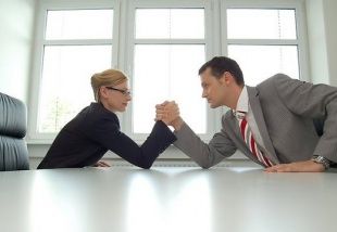 При поиске работы мужчины менее скромны, чем женщины