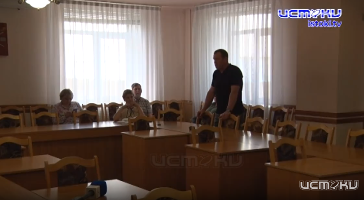 "Работы не выполняете, а деньги с населения берете". Орловские депутаты дождались появления представителя мусорного оператора, который не справляется со своими обязанностями