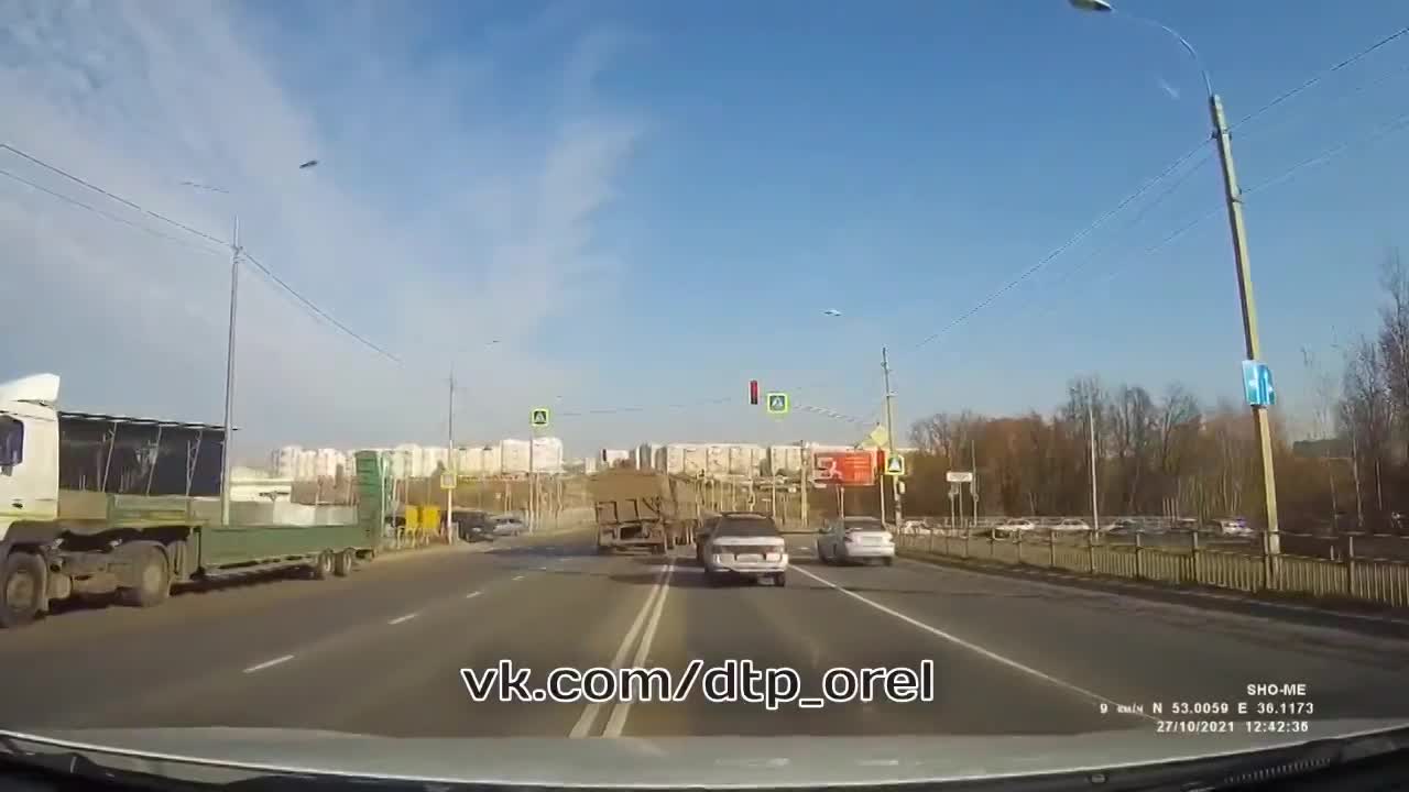Урок экстремального вождения преподал орловским водителям мужчина на Камазе из Калмыкии1635425467