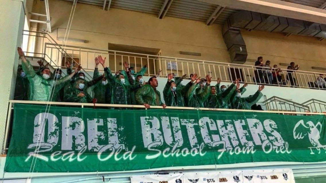 Orel Butchers вопреки коронавирусу поддержали местных футболисток