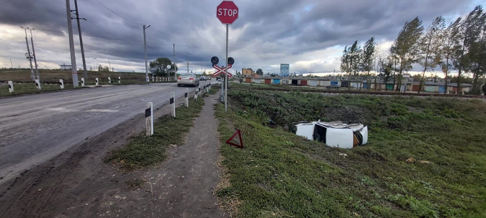 Отечественная легковушка столкнулась с поездом