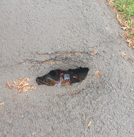 Глазами очевидцев: в Орле на Московском шоссе провалился тротуар