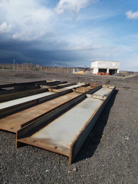 Балки для Красного моста обнаружились в поле под Нарышкино. Говорят, что их хотели сдать на металл