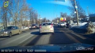 Пешеход, которого сбило такси, попал в больницу