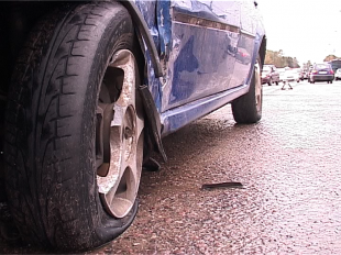 Четыре автомобиля пострадали от одного открытого люка 