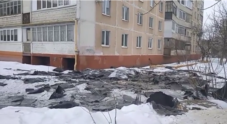 Глазами очевидцев: в Орле очевидцы запечатлели опасный ремонт дома