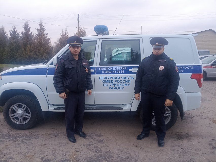 В Урицком районе полицейские нашли в лесу заблудившуюся женщину 