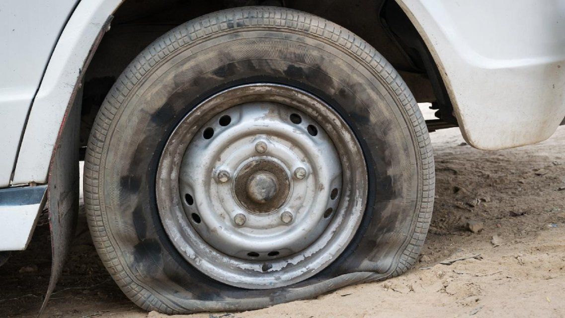 Гуляя ночью, амчанин на пьяную голову проколол колеса чужого фургона