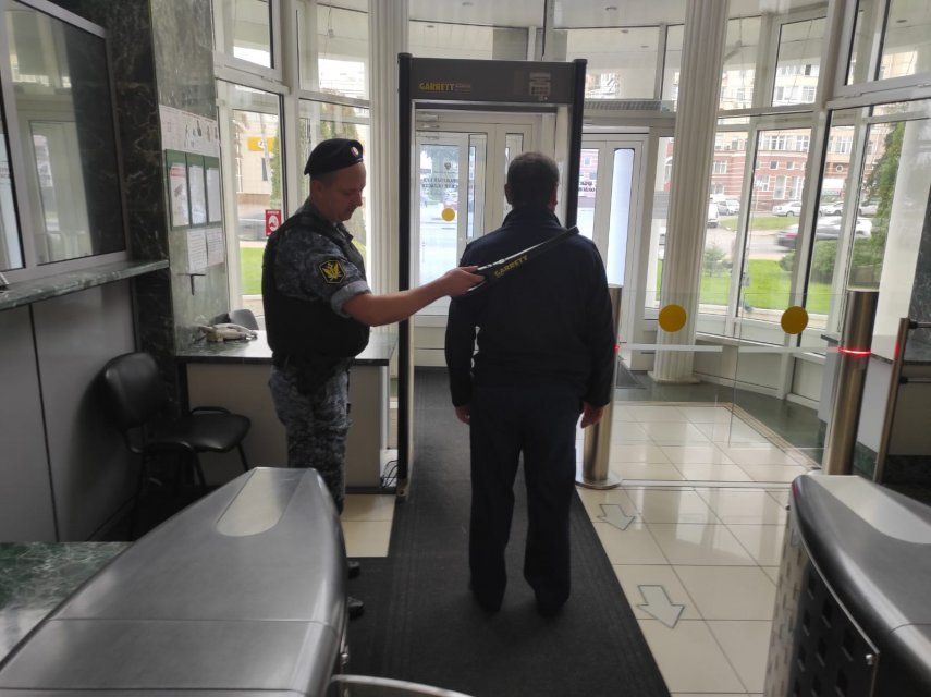 Орловчанин пытался проникнуть в зал суда с "запрещенкой"