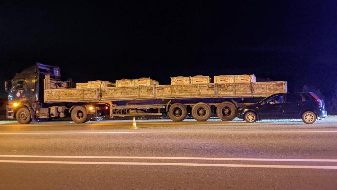 Ночью на Орловщине «Лада-Калина» врезалась в стоявшую на обочине фуру