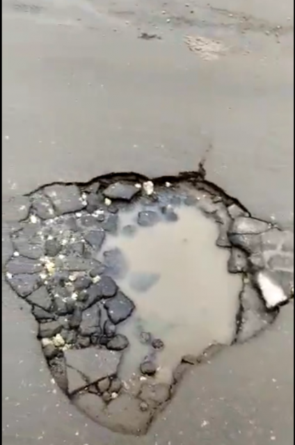 В Орле столичные гости в яме пробили колесо